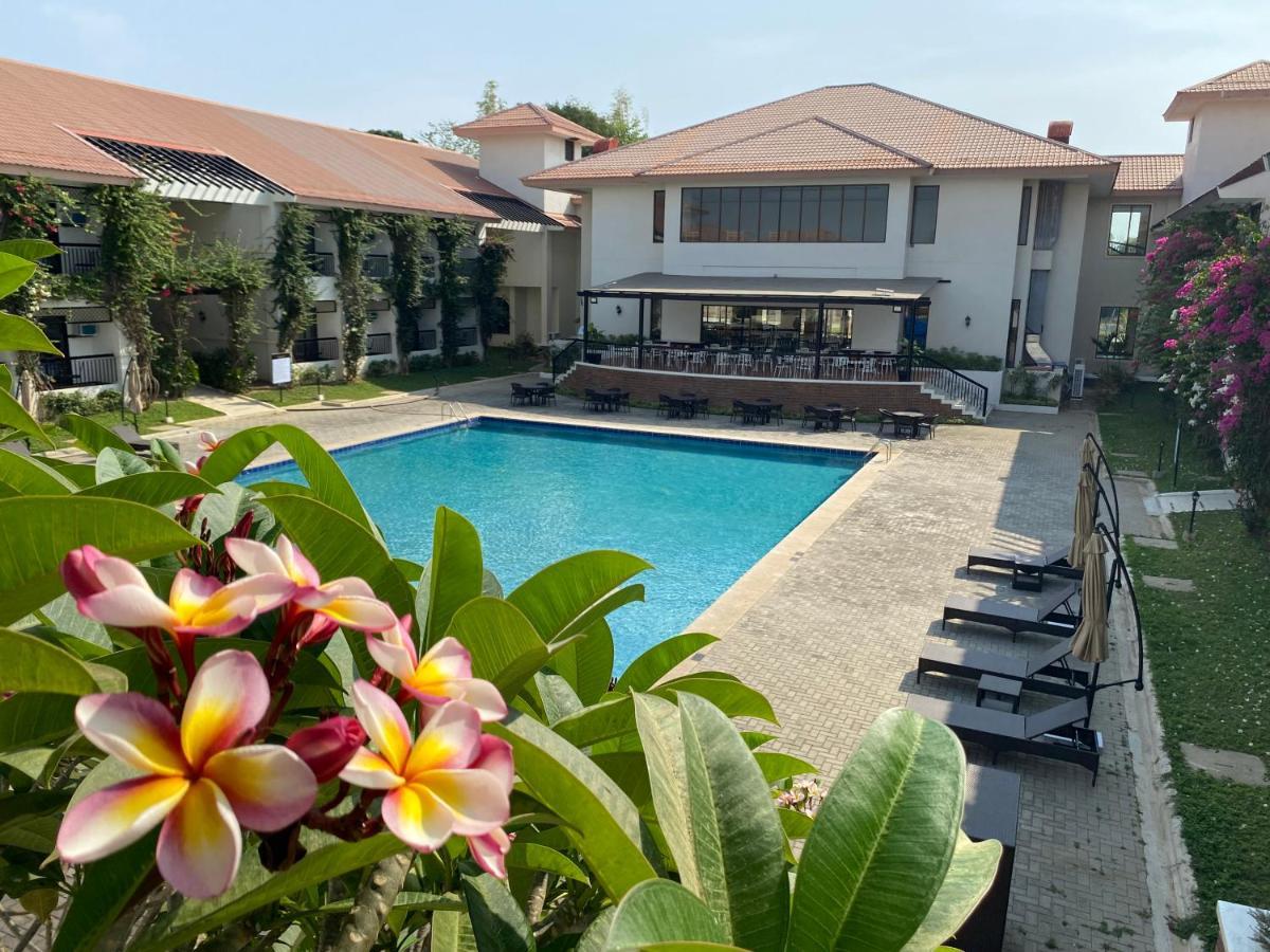 Plaza Del Norte Hotel And Convention Center Laoag Bagian luar foto