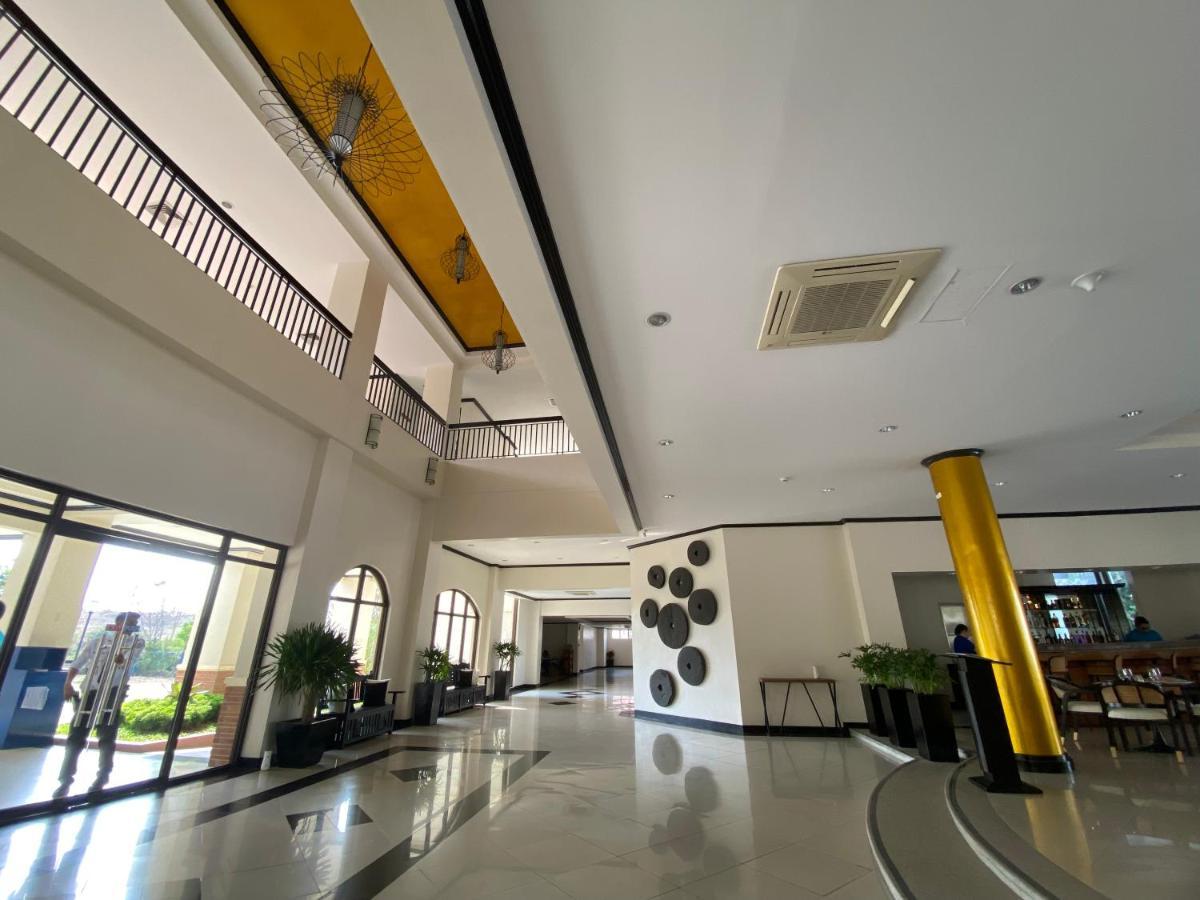 Plaza Del Norte Hotel And Convention Center Laoag Bagian luar foto