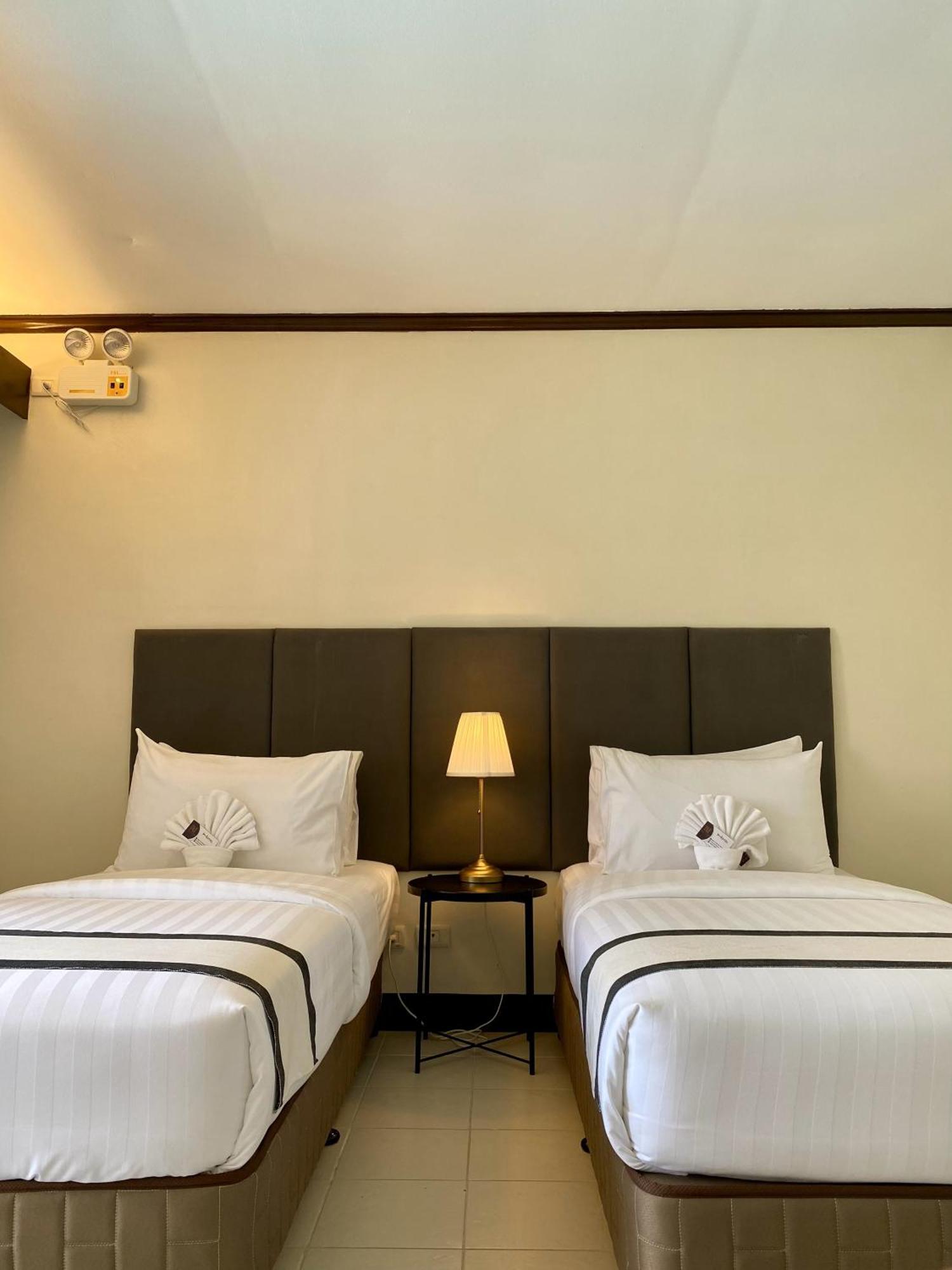 Plaza Del Norte Hotel And Convention Center Laoag Bagian luar foto