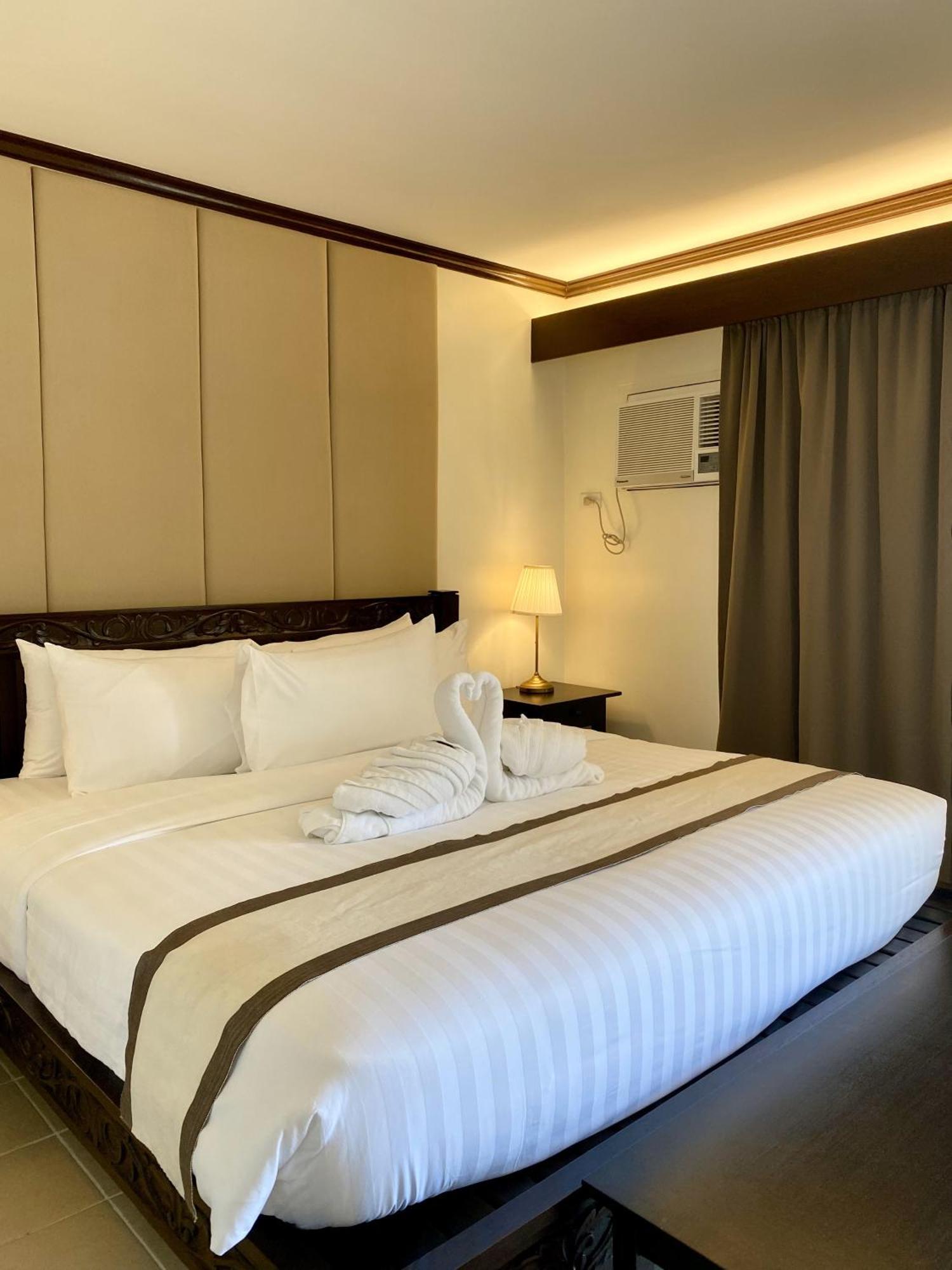 Plaza Del Norte Hotel And Convention Center Laoag Bagian luar foto