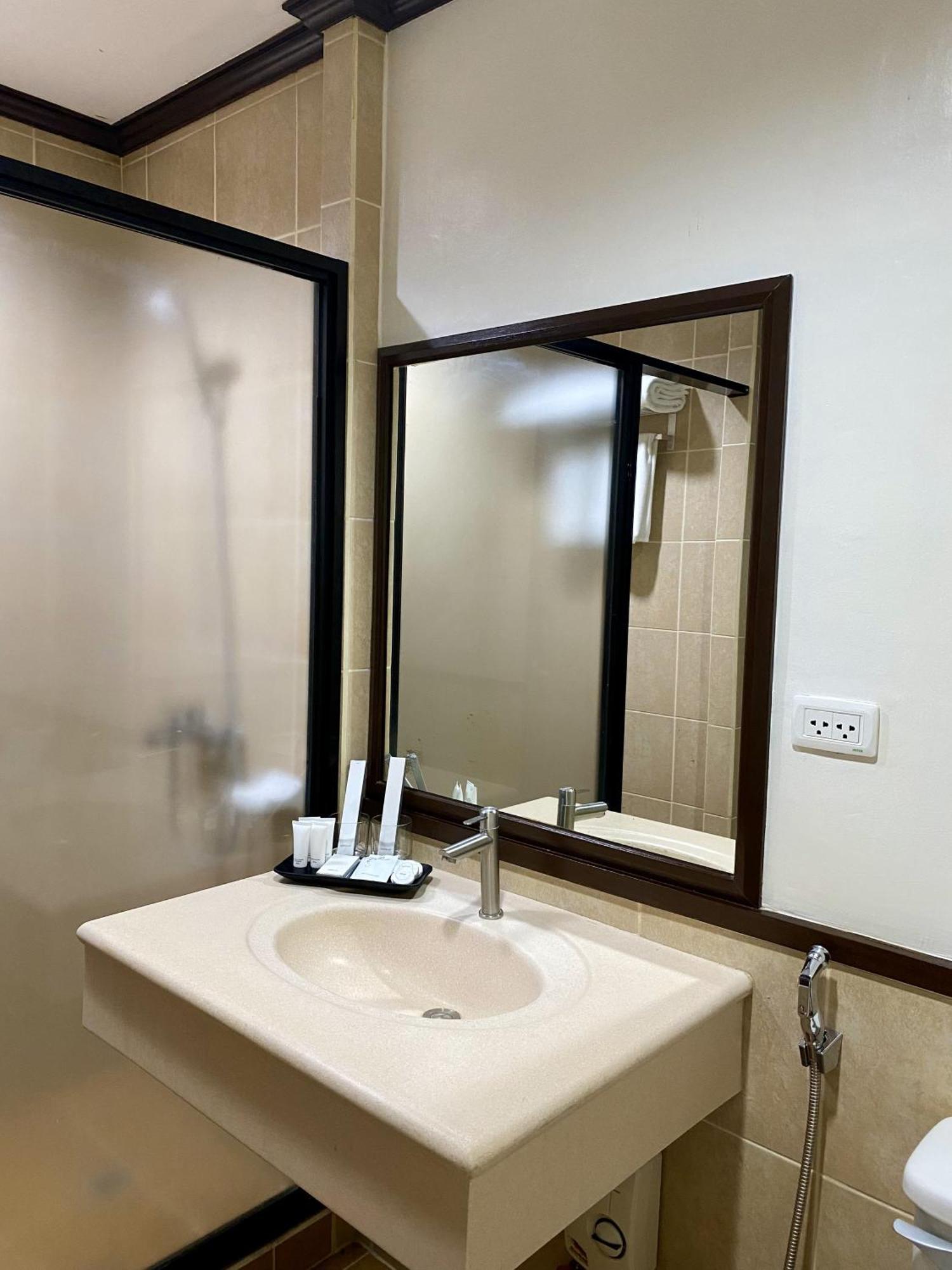 Plaza Del Norte Hotel And Convention Center Laoag Bagian luar foto