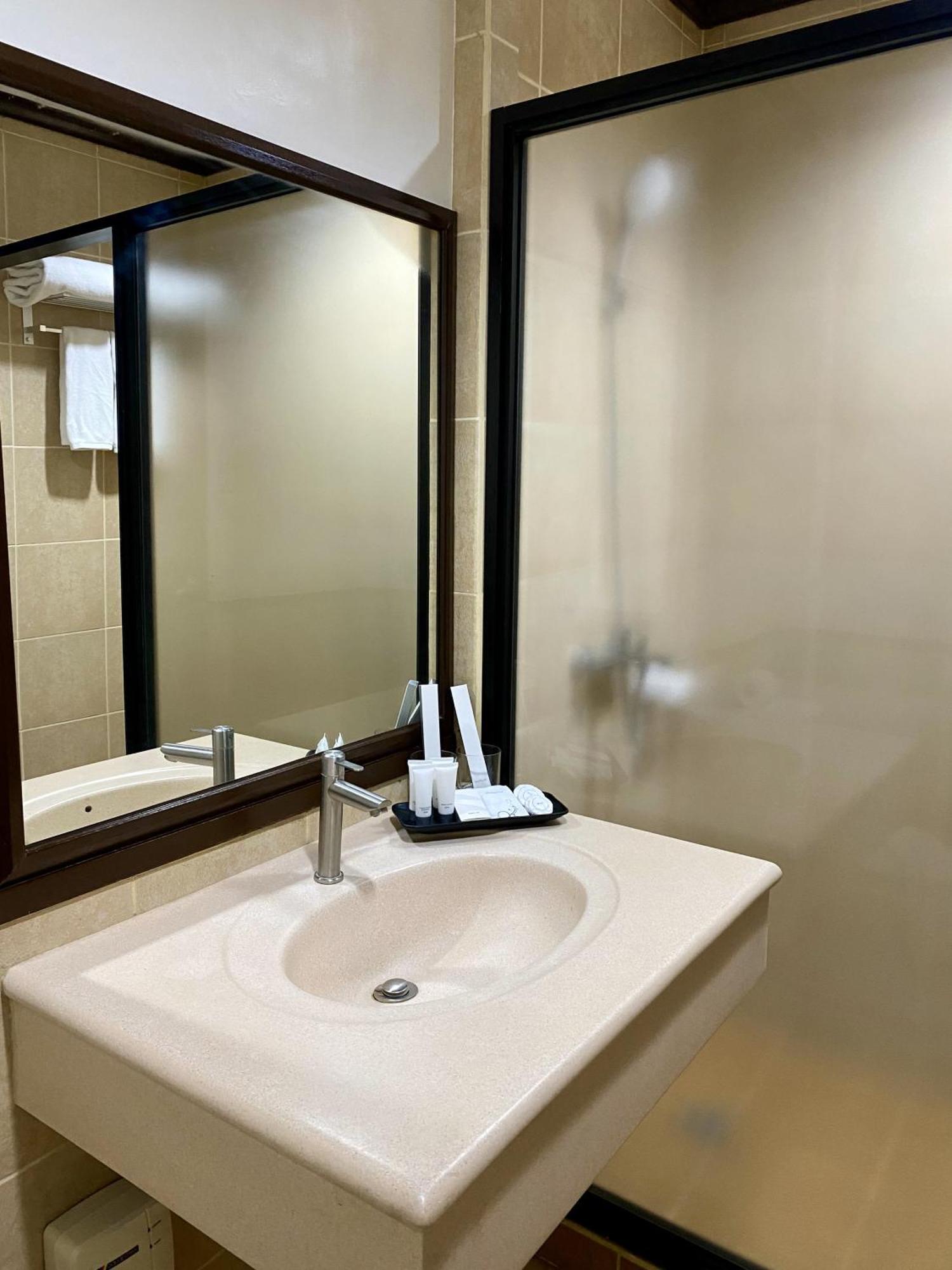 Plaza Del Norte Hotel And Convention Center Laoag Bagian luar foto
