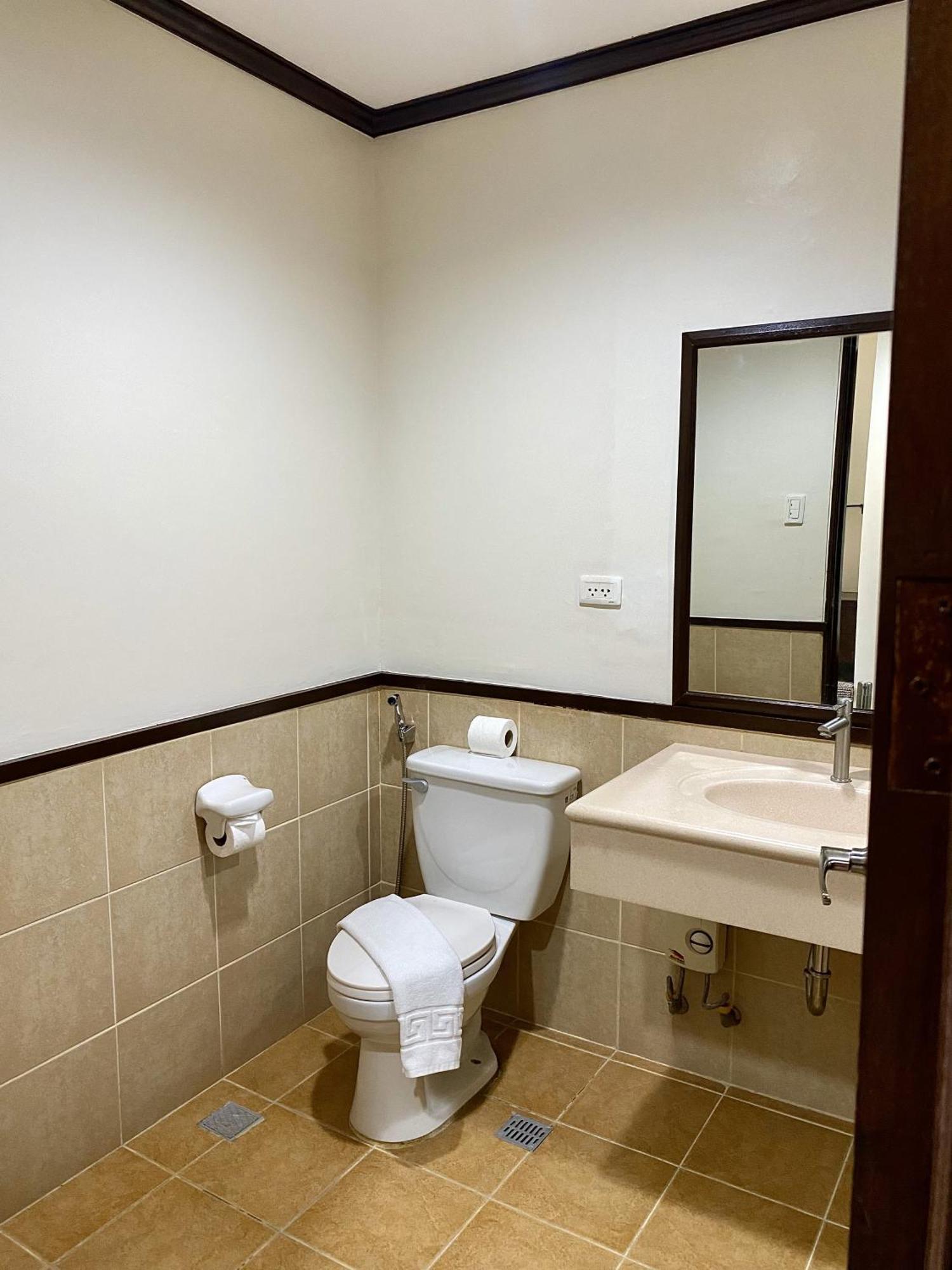 Plaza Del Norte Hotel And Convention Center Laoag Bagian luar foto