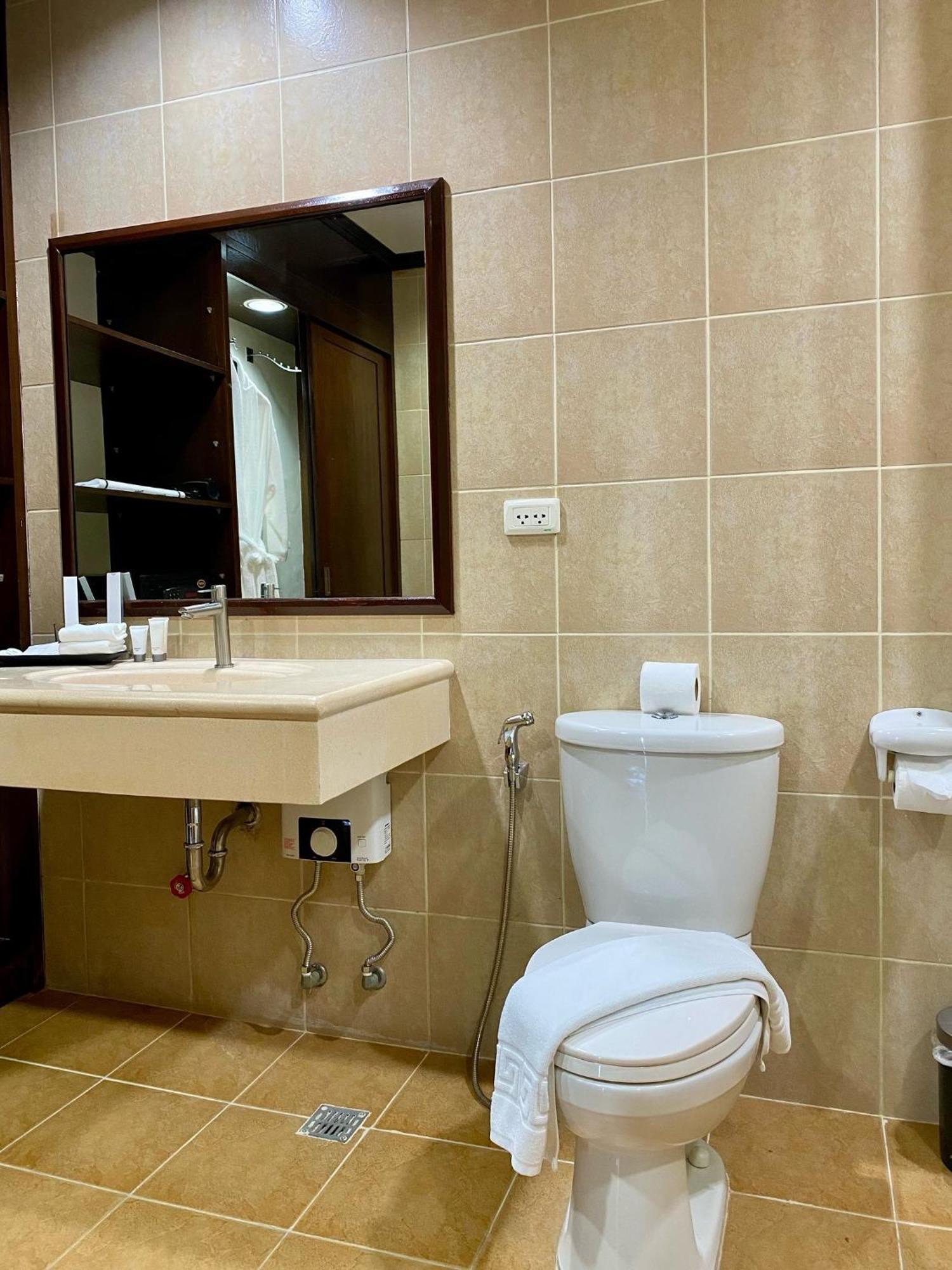 Plaza Del Norte Hotel And Convention Center Laoag Bagian luar foto